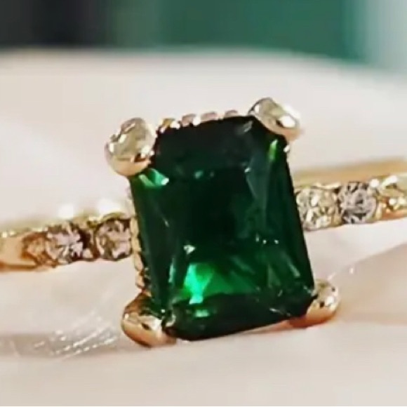Glamorous Classic Green Rhinestone Ring - Timeless Design Sz 7,8,9,10 NWT - Picture 3 of 7